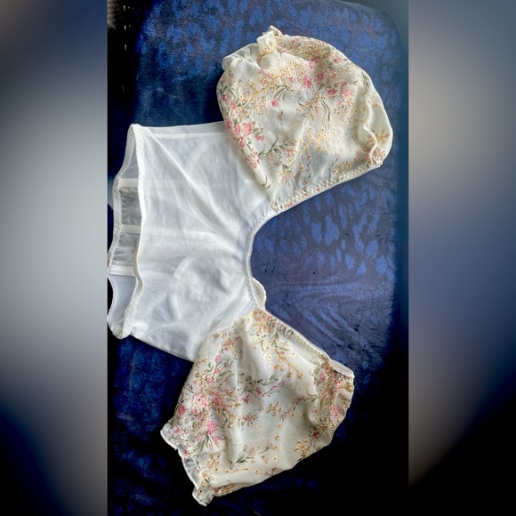Small Floral white cropped top. Embroidered & Printed Flowers. Net back. - Picture 4 of 6